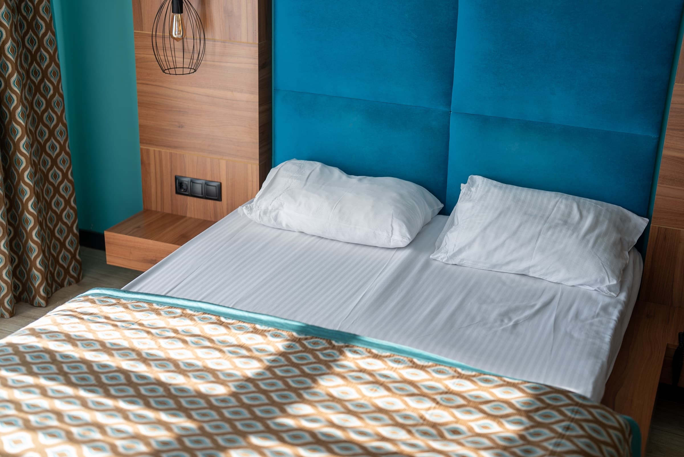 Ridge odası — koyu gri başucu, turuncu kadife koltuk, yeşil perdeler